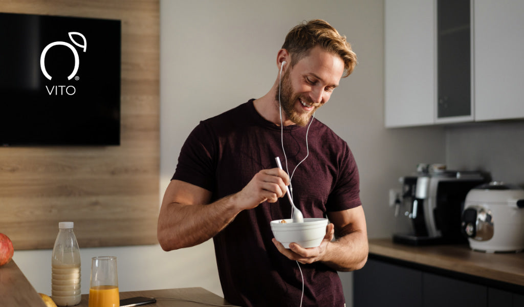 Hombre desayunando sanamente. Optimizando la Producción Natural de Testosterona: El Papel del Ejercicio, el Sueño y la Alimentación